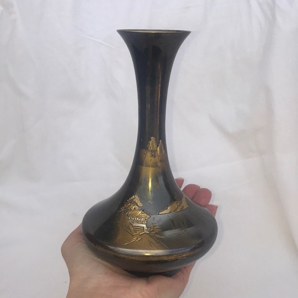 Vintage Other - Beautiful scenery engraved metallic vase